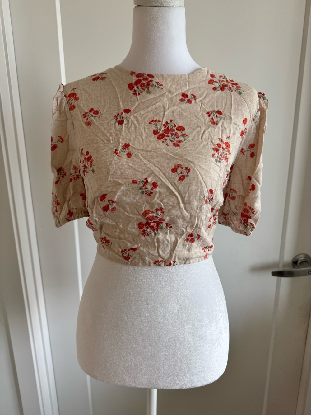 Bardot- Floral Beige Cropped Puff-Sleeve Top - Red Print